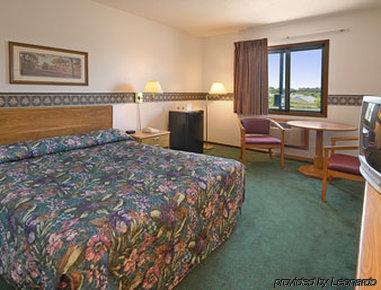 Super 8 By Wyndham Buffalo Room photo